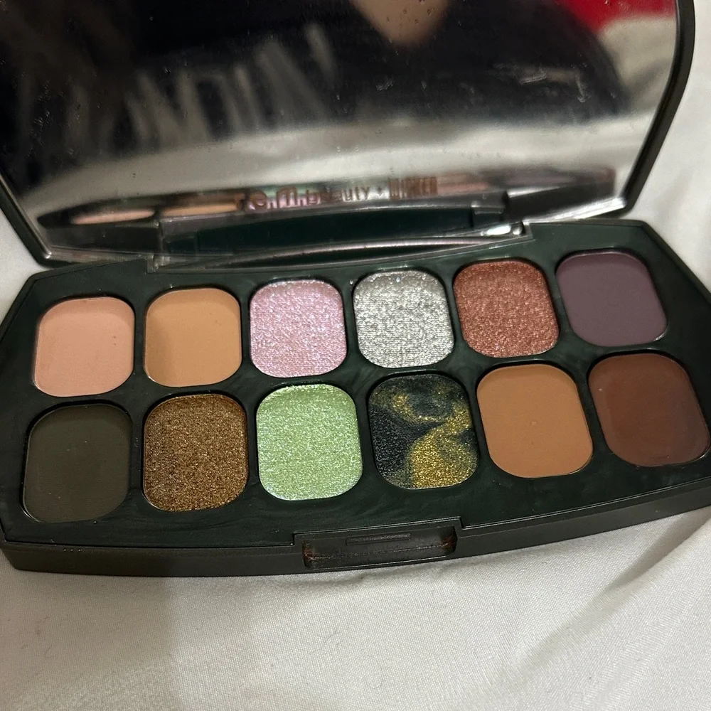 r.e.m. beauty Wicked Eyeshadow Palette - Gold and Black - Picture 2 of 9